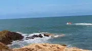 Cứu hộ hai du khách bị cô lập khi chụp ảnh ở Sầm Sơn