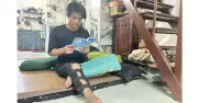Cậu học trò cắn răng chịu đau vì thương mẹ, nguy cơ tàn phế vì chấn thương