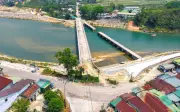 Cầu Sơn Mùa xây xong chờ đường dẫn, người dân đi vòng hàng cây số