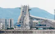 Cây cầu 'điên rồ' nhất Nhật Bản gây tranh cãi trên mạng xã hội