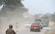 Dự án nâng cấp Quốc lộ 6: Hàng nghìn hộ dân khổ vì bụi bặm kéo dài