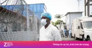 Dịch Ebola bùng phát: Đi máy bay có an toàn? Các nước siết chặt kiểm soát
