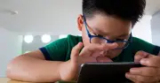 Dùng điện thoại hơn 5 tiếng/ngày: Nguy cơ béo phì và suy giảm trí não