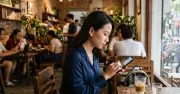 Dùng điện thoại nhiều làm tăng đường huyết: Cảnh báo từ chuyên gia