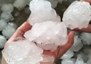 Dông lốc và mưa đá khiến 12 người bị thương, hàng nghìn nhà bị tốc mái