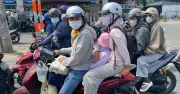 Dòng người đổ về TPHCM sau kỳ nghỉ lễ, quốc lộ 1 ùn tắc kéo dài