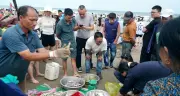 Du khách thích thú mua hải sản tươi rói ở làng chài ven biển Sầm Sơn
