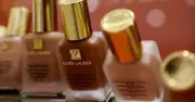 Estee Lauder nâng dự báo lợi nhuận, cắt giảm thêm 3.000 việc làm