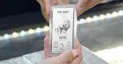 Giá bạc hôm nay giảm mạnh, mua vào 3 triệu đồng/lượng