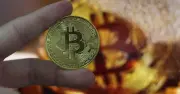Giá Bitcoin hôm nay rung lắc mạnh, giảm 1,23% về 77.164 USD