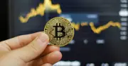 Giá Bitcoin lao dốc về 79.238 USD, 'cá voi' bán khống 70 triệu USD