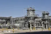 Giá dầu giảm mạnh trước thông tin Mỹ và Iran chuẩn bị đạt thỏa thuận hòa bình