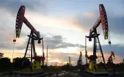Giá dầu lao dốc, bạc tăng mạnh khi thị trường điều chỉnh kỳ vọng