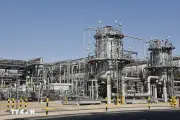 Giá dầu thô giảm 2% do triển vọng mờ về thỏa thuận Mỹ - Iran