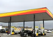 Giá dầu thô ngọt nhẹ của Mỹ giảm xuống dưới 100 USD/thùng