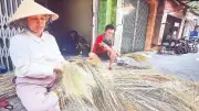 Giữ nghề chổi đót truyền thống giữa lòng Sài Gòn hiện đại