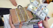 Giá USD ngân hàng tháng 4 tăng nhẹ, USD thế giới giảm mạnh