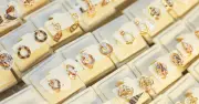 Giá vàng giảm nhẹ nhưng duy trì ở mức cao nhờ USD yếu và triển vọng hòa bình Trung Đông
