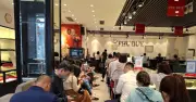 Giá vàng giảm sâu, cảnh tượng tiệm vàng vắng khách; xăng E10 sắp bán rộng rãi