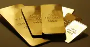 Giá vàng hôm nay lao dốc vì lo ngại lạm phát và USD mạnh