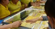 Giá vàng hôm nay suy yếu do báo cáo việc làm Mỹ và căng thẳng địa chính trị