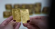 Giá vàng SJC bất ngờ tăng sau khi giảm, nhưng đà giảm vẫn còn
