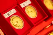 Giá vàng tăng vọt bất chấp đầu leo thang, giới đầu tư nhắm mốc 5.000 USD