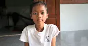 Gia đình người Xơ Đăng làm cạn kiệt quê tìm cách níu sự sống cho con gái