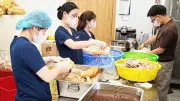 Giữa nắng nóng Hà Nội, bếp ăn từ thiện mang hơi ấm đến bệnh nhân ung thư