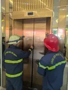 Giải cứu 7 phụ nữ kẹt trong thang máy thẩm mỹ viện tại Phường Hành Thông