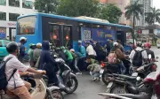 Giải cứu nữ tài xế bị cuốn vào gầm xe buýt ở Hà Nội
