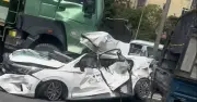 Giải cứu tài xế khỏi ô tô bẹp dúm trên Vành đai 3 trên cao