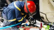 Giải cứu tài xế mắc kẹt dưới gầm xe đầu kéo trên cao tốc Quảng Trị