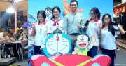 Giới trẻ TP.HCM đổ xô check-in cùng Doraemon tại đường sách