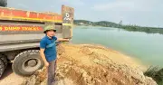 Giám đốc công ty bị khởi tố vì đổ gần 180 tấn bùn thải trái phép