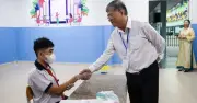 Giám đốc Sở GD-ĐT TP.HCM động viên thí sinh bị lao tại điểm thi lớp 10