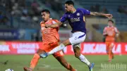 Hà Nội FC thất thủ trước Thanh Hóa dù hơn người, Ninh Bình chiếm vị trí thứ ba