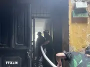 Hà Nội giải cứu 2 người cao tuổi mắc kẹt trong đám cháy khu tập thể