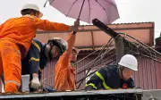 Hà Nội giải cứu người đàn ông nghi tai biến mắc kẹt trên mái nhà