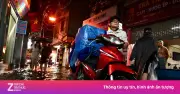 Hà Nội: Mưa lớn gây ngập sâu nhiều tuyến phố, giao thông hỗn loạn