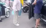 Hà Nội: Người phụ nữ đi xe máy tát liên tiếp tài xế ô tô sau va chạm giao thông