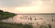 Hà Nội nắng đỉnh điểm, người dân đổ ra sông Hồng giải nhiệt