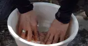 Hà Nội nắng nóng gay gắt, người dân tìm đủ cách hạ nhiệt