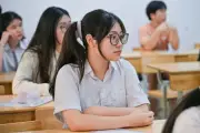 Hà Nội: Thí sinh dậy từ 5h sáng, ăn xôi mẹ nấu để đi thi lớp 10