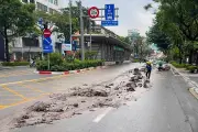 Hà Nội xử phạt tài xế xe ben làm rơi bùn kéo dài trên đường Láng Hạ