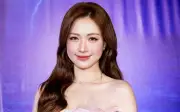 Hòa Minzy diện váy hồng pastel, hội ngộ Nguyễn Văn Chung tại sự kiện