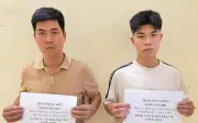Hai anh em nghi bố ngoại tình, xông vào tiệm cắt tóc đánh ghen