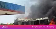 Hai xe đưa đón công nhân bốc cháy dữ dội gần cây xăng ở Hưng Yên