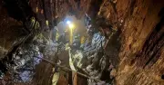 Hang động Lào còn 2 người mắc kẹt, nước ngập nguy hiểm