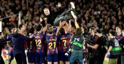 Hansi Flick xúc động khi Barcelona vô địch La Liga giữa nỗi đau mất cha
